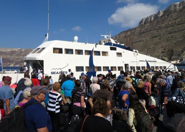 Embarque en un SeaJet en Santorini. Es lento y un poco doloroso.