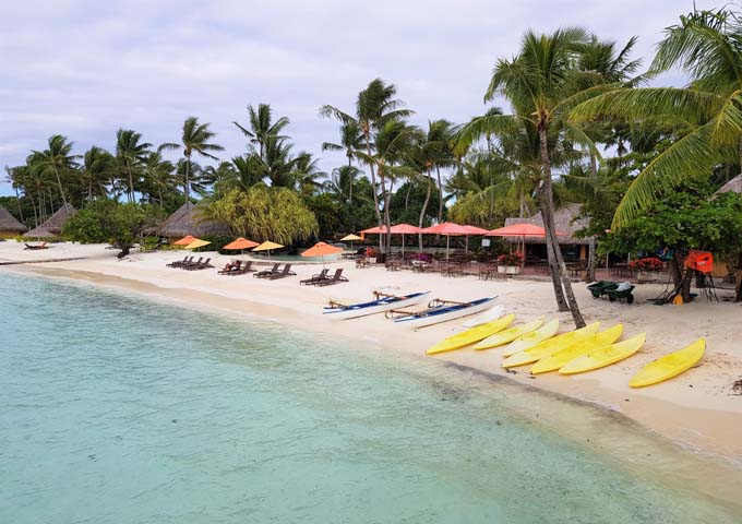 La playa del InterContinental Bora Bora Le Moana Resort, ideal para familias, está impecablemente limpia.