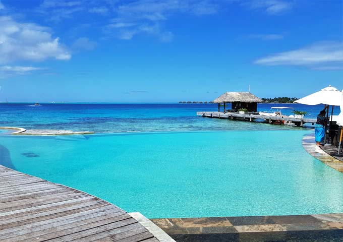 La piscina infinita del Sofitel Bora Bora Marara Beach Resort, ideal para familias, tiene excelentes vistas al mar.