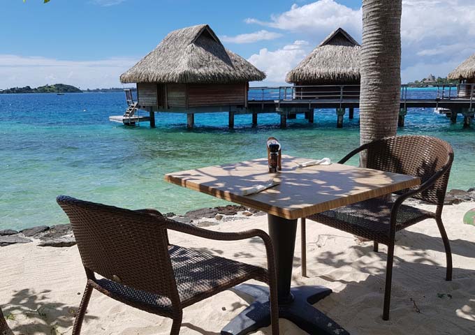 El Hôtel Maitai Polynesia Bora Bora tiene zonas de arena con vistas a la bahía y bungalows sobre el agua.