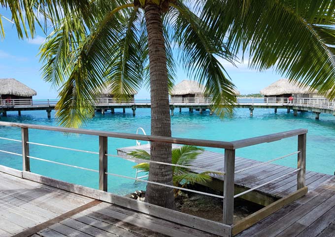 Los bungalows sobre el agua del Sofitel Bora Bora Marara Beach Resort están conectados por una pasarela de madera.