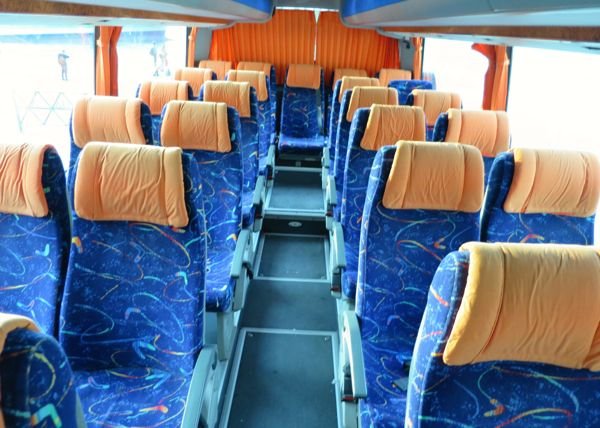 El autobús público que reúne a todos los ferries que llegan a Santorini.