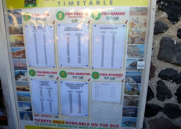 Horario de autobuses en la estación de autobuses de Fira. El horario de los autobuses que van al puerto de ferry se publica el día anterior.