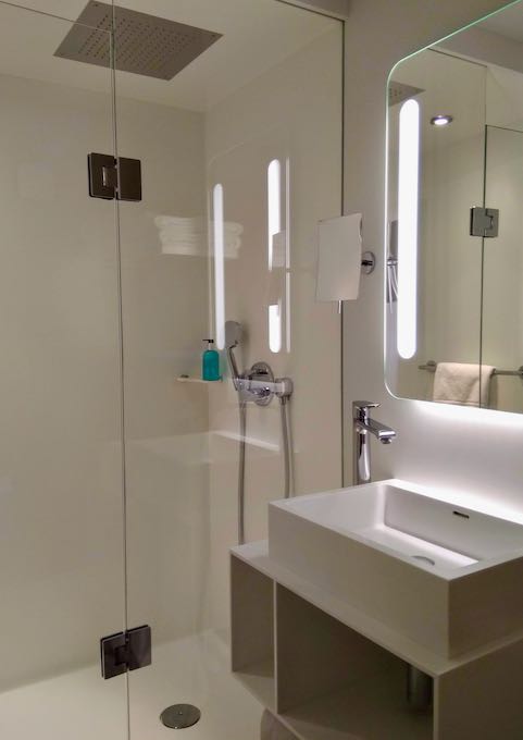 Los baños modernos son limpios y modernos.
