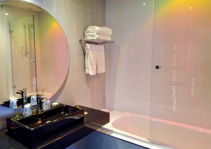Los baños de las suites junior cuentan con cabinas de ducha independientes.