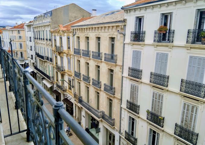 Los balcones de las habitaciones tradicionales ofrecen vistas a la calle.