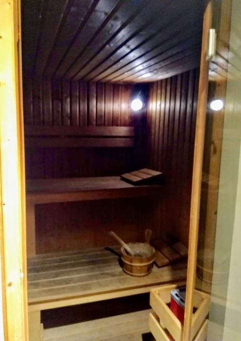 El sótano alberga una sauna tradicional.