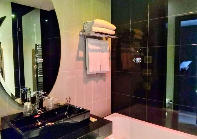 Los baños de las habitaciones tradicionales cuentan con bañera con ducha.