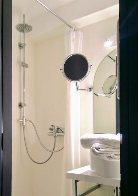 Las dobles clásicas tienen duchas de alta presión y / o bañeras.