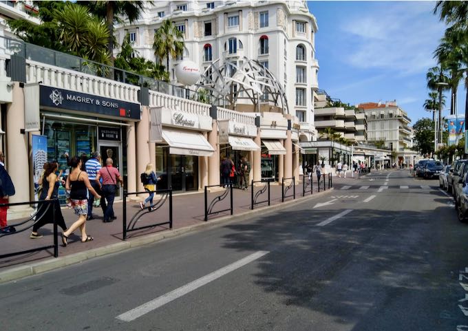 La Croisette ofrece un largo paseo marítimo con amplias tiendas.