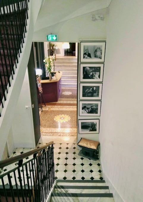 La amplia escalera está decorada con fotografías de iconos de películas.