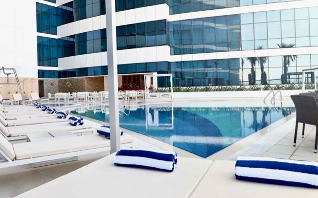 Buen hotel asequible con piscina en Dubai.