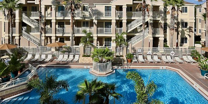 El mejor hotel económico con piscina al aire libre en Orlando.