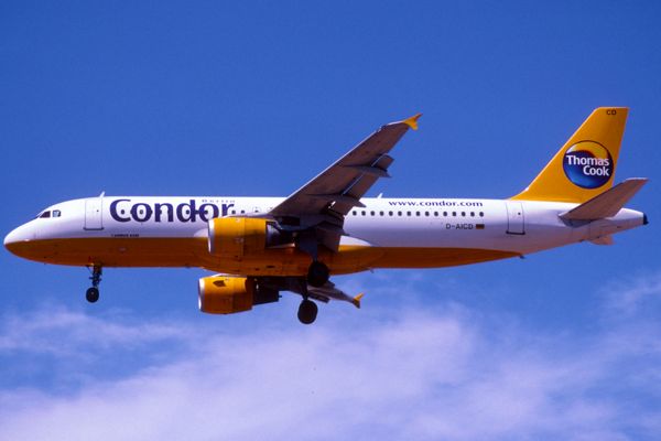 Vuelo directo con Condor Air desde Mykonos a Santorini en 2019.