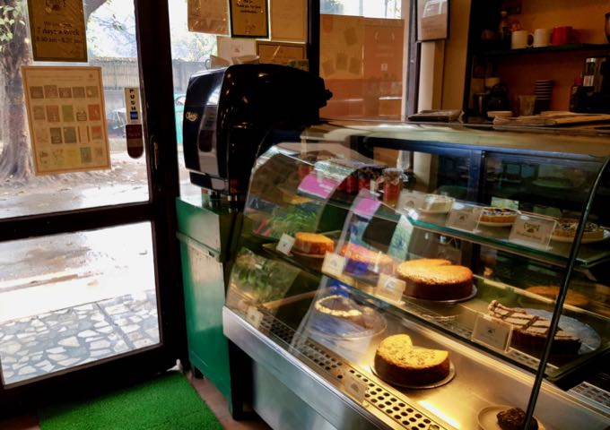 El cercano Café Turtle ofrece deliciosas comidas occidentales y tartas y pasteles caseros.