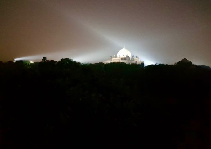 La tumba de Humayun está brillantemente iluminada por la noche.