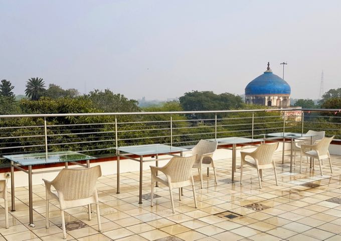La terraza de la azotea ofrece vistas panorámicas de los alrededores de la tumba de Humayun.