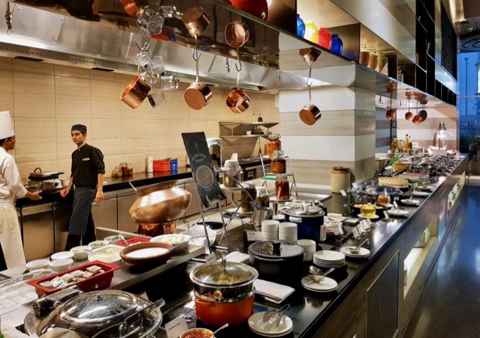 El restaurante Viva es popular por sus cocinas de planta abierta.