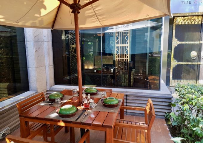 El China Kitchen ofrece asientos al aire libre junto a los jardines.