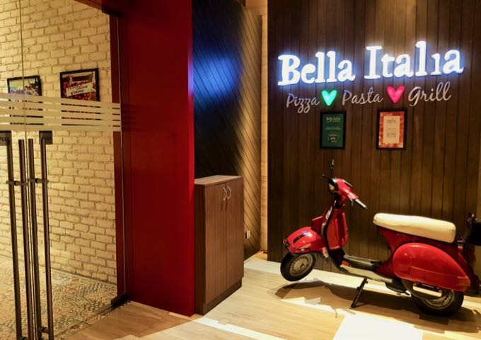 Bella Italia en Holiday Inn ofrece pizzas, pasta y parrillas.