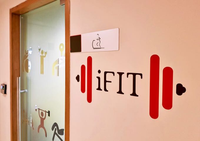 El gimnasio iFit del hotel es compacto y funcional.
