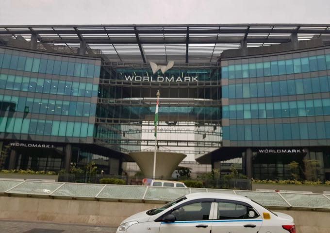 Los centros comerciales Worldmark 1, 2 y 3 dominan el Aerocity central.