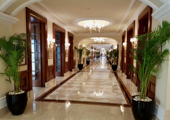 El vestíbulo y los pasillos tienen suelos de mármol.