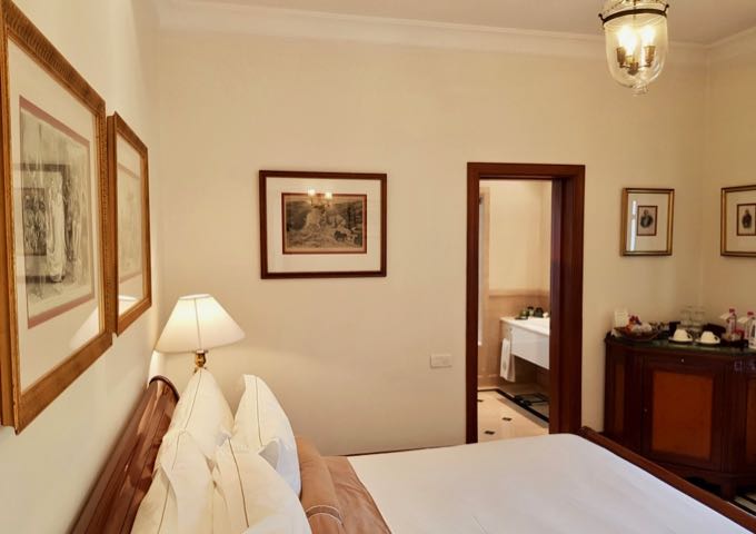 Las habitaciones cuentan con estampados y decoración de la época colonial.