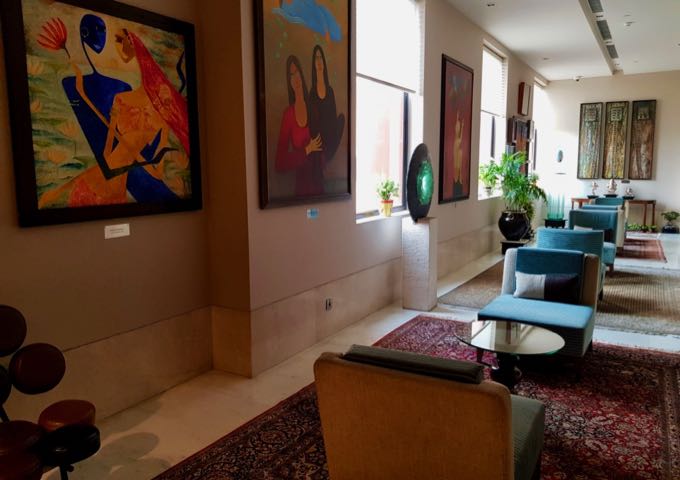 El salón para huéspedes cuenta con una colección de arte privada.