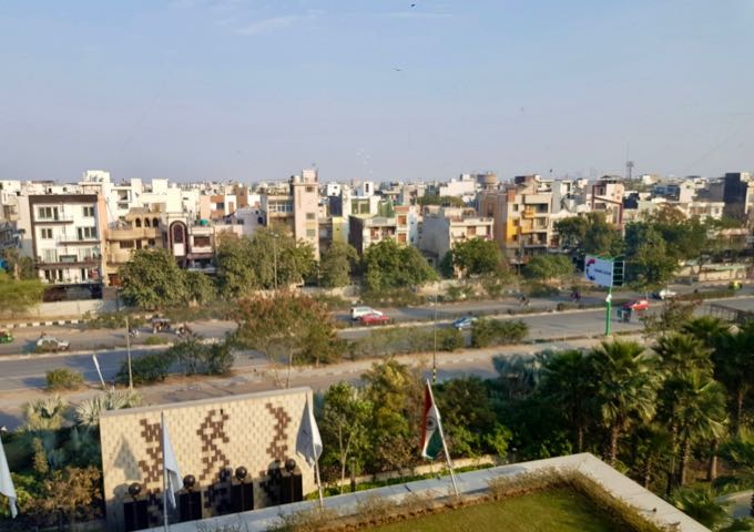 El hotel está ubicado en un suburbio del este de Delhi.