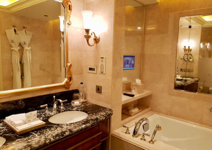 Todas las suites cuentan con un amplio baño de mármol.
