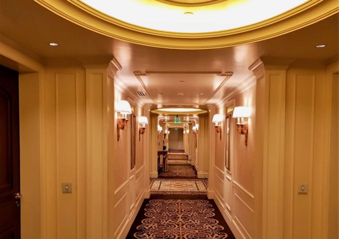 Los pasillos están diseñados con paneles de madera y alfombras de felpa.