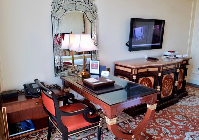 Todas las habitaciones y suites tienen muebles antiguos y comodidades modernas.
