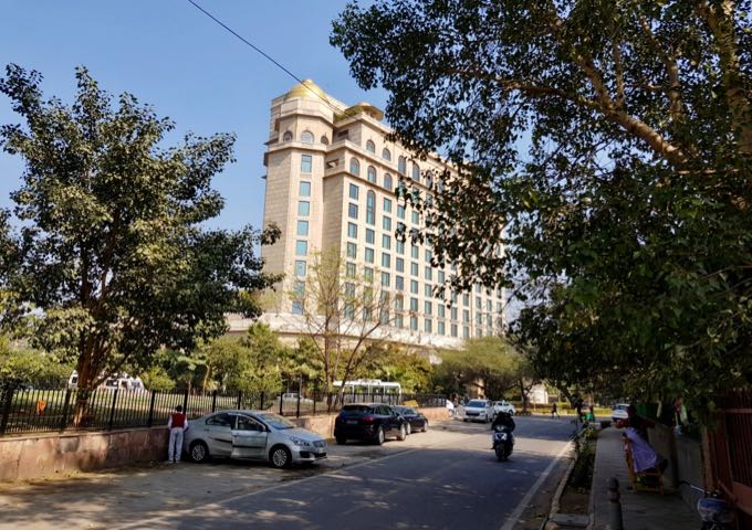 El hotel está ubicado en el Enclave Diplomático de Delhi.