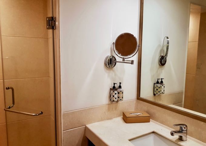 Los cuartos de baño espaciosos y bien equipados son memorables.