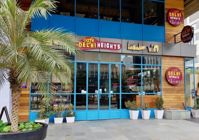 El cercano Café Delhi Heights es muy popular.