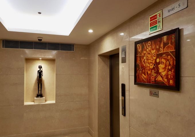 El hotel presenta una atractiva decoración de estilo indio.