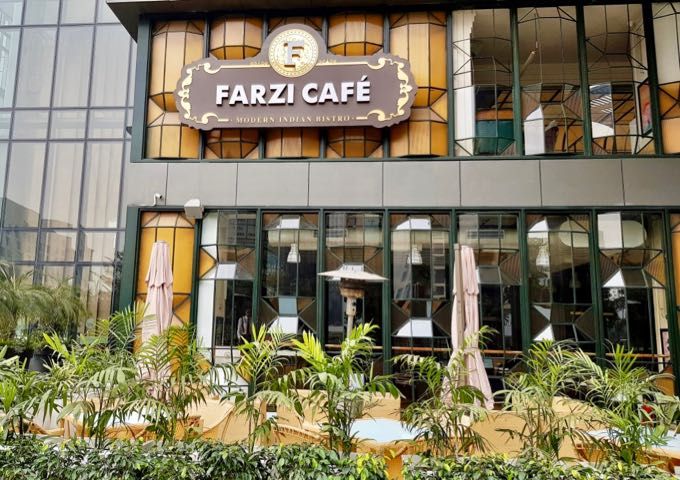 Farzi Café sirve cocina india contemporánea con jazz en vivo los fines de semana.