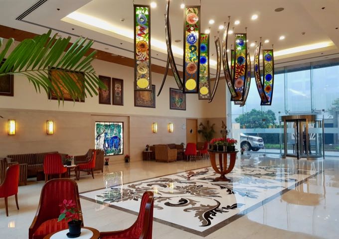 El atractivo vestíbulo tiene pantallas de lámparas de colores, arte contemporáneo y suelos de mármol.