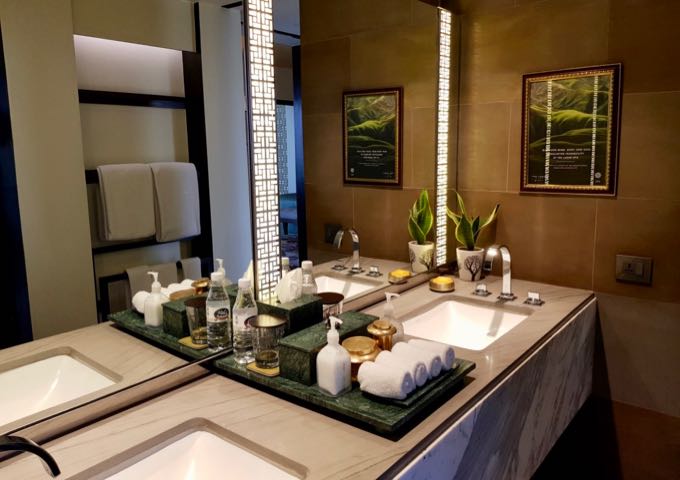 Los baños de mármol de las suites son muy atractivos.