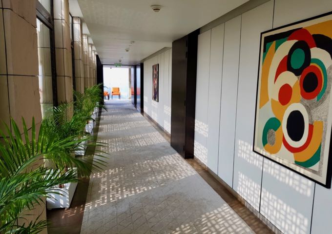 El arte contemporáneo adorna los pasillos.