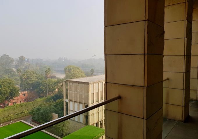 Las terrazas privadas de las suites ofrecen amplias vistas de Nueva Delhi.