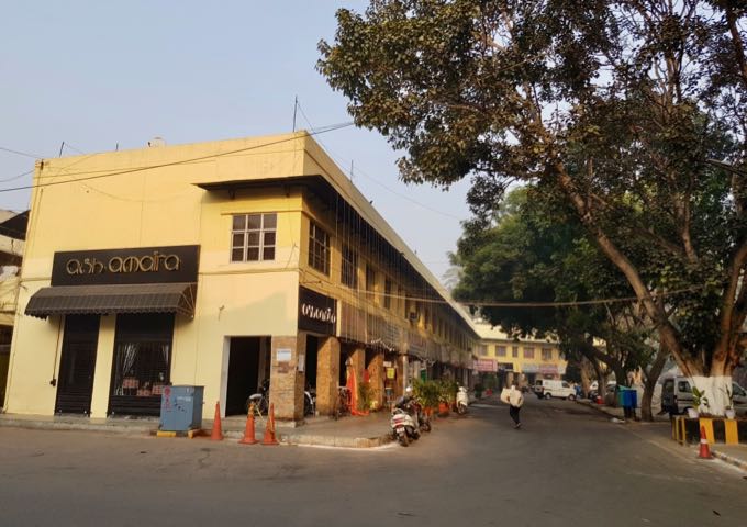 Khan Market se encuentra a unos 2 km de distancia.