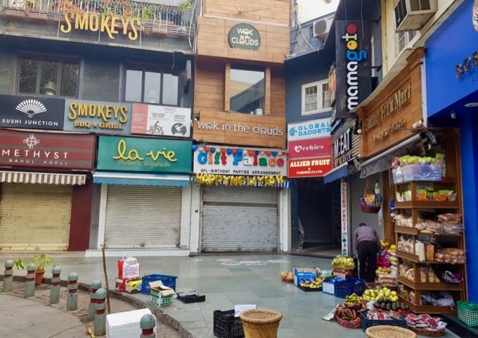 Khan Market cuenta con varios lugares para comer y beber.