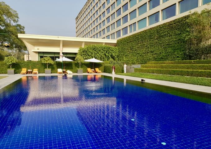 La gran piscina al aire libre recuerda a un complejo tropical.