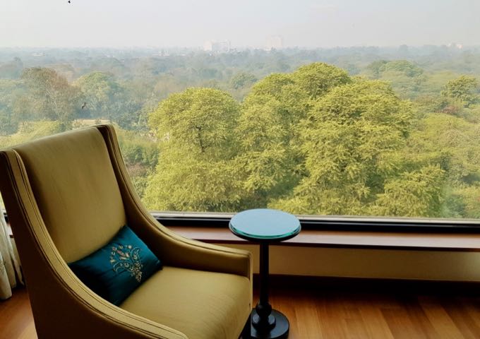 La mayoría de las habitaciones y suites ofrecen vistas a las calles verdes de Delhi.