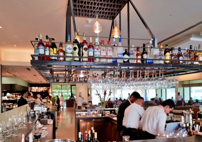 El bar Threesixty cuenta con una de las mejores bodegas de la India.