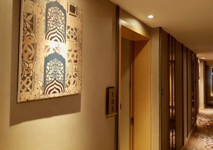 El hotel cuenta con bellas obras de arte indio en las paredes del pasillo.