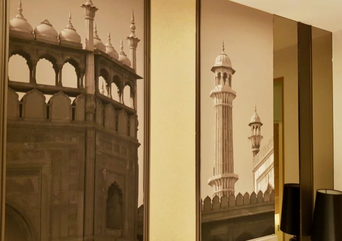 Una característica sorprendente del hotel son las raras decoraciones, fotografías y pinturas indias.