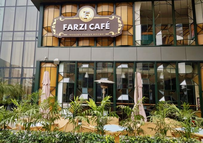 El Farzi Café cercano ofrece cocina india contemporánea y música jazz en vivo.